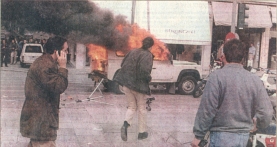 1995-11-17 - Πολυτεχνείο + Κάψιμο σημαίας-09 - kameno amaxi dimosiografiko