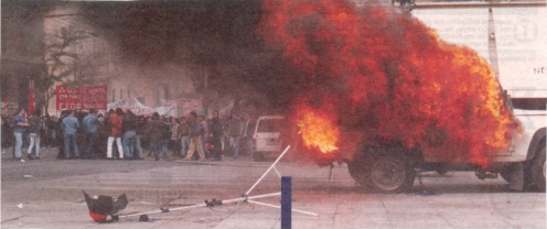 1995-11-17 - Πολυτεχνείο + Κάψιμο σημαίας-10 - kameno amaxi dimosiografiko2