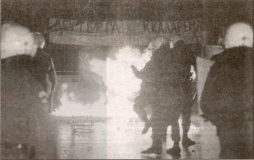 1995-11-17 - Πολυτεχνείο + Κάψιμο σημαίας-27 - politexnio2