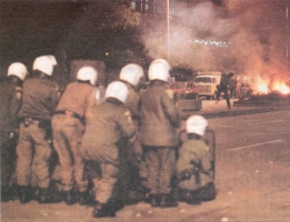 1995-11-17 - Πολυτεχνείο + Κάψιμο σημαίας-34 - thessaloniki