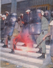 1995-11-17 - Πολυτεχνείο + Κάψιμο σημαίας-36 - Υπουργείο Παιδείας-02 - ypourgio paidias2