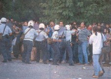 1998-06-ΙΟΥΝ - Διαδηλώσεις καθηγητών για ΑΣΕΠ-30 - Εξεταστικό κέντρο ΑΣΕΠ - 11-6 exetastika1
