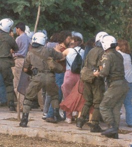 1998-06-ΙΟΥΝ - Διαδηλώσεις καθηγητών για ΑΣΕΠ-32 - Εξεταστικό κέντρο ΑΣΕΠ - 11-6 exetastika4