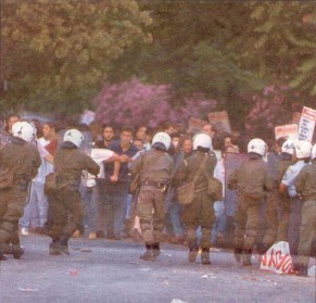 1998-06-ΙΟΥΝ - Διαδηλώσεις καθηγητών για ΑΣΕΠ-33 - Εξεταστικό κέντρο ΑΣΕΠ - 11-6 exetastika5