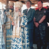 28η Ιουνίου 1995, δύο βδομάδες πριν την Σρεμπρένιτσα. Η γιορτή ονομάζεται Vidovdan ή αλλιώς St. Vitus Day, ο προστάτης άγιος του σερβοβοσνιακού στρατού VRS, και αποτελεί τη μεγαλύτερη εθνικοθρησκευτική γιορτή των Σέρβων. Ο Πατριάρχης Παύλος και πλήθος λαού και κλήρου, παρουσία του στρατηγού Μλάντιτς και του προέδρου Ράντοβαν Κάρατζιτς εορτάζουν την μάχη του Κοσόβου και τη Μεγάλη Σερβία και εύχονται «όλοι οι Σέρβοι να ζήσουν σε ένα και μόνο κράτος».