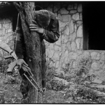 Αλλη μια κλασική φωτογραφία: Ιούνιος 1995, στην περιοχή Prhovo της Βοσνίας. 1995. Ο στρατιώτης Senad Medanovic επιστρέφει στο σπίτι του και το ανακαλύπτει καμμένο. Ολοι του οι συγγενείς είναι νεκροί. Εκτελέστηκαν από τις σερβικές δυνάμεις λίγο πριν οι Σέρβοι εγκαταλείψουν την περιοχή, © Gilles Peress/Magnum Photos.