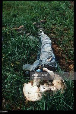 Μια συγκλονιστική φωτογραφία από μαζικό τάφο, πριν την ανασκαφή του, Μάιος του 1996. Τα υπολείμματα από το πτώμα ενός εκτελεσμένου. Διακρίνονται τα οστά της λεκάνης του και το παντελόνι με τα παπούτισα, τα οποία δεν έχουν λειώσει (The remains of a slaughtered man lies in a mass gravesite where Serb forces attacked in Srebrenica, Bosnia and Herzegovina). Credit: Scott Peterson και Getty Images.