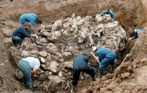 Η κλασική φωτογραφία από την περιοχή Pilica, 55 χιλιόμετρα ανατολικά της Τούζλα, στις 18 Σεπτεμβρίου 1996. Οι ερενυητές του ΔΠΔΧΓ βρίσκουν σωρό από πτώματα με τα χέρια δεμένα στην πλάτη και τα μάτια καλυμμένα με ύφασμα.