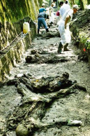 Αλλη μια συγκλονιστική φωτογραφία, συνέχεια της προηγούμενης. Τα ευρήματα της ανασκαφής. Από την ομάδα του Σκοτσέζου ιατροδικαστή Robert McNeil, Μάιος του 1996.