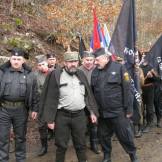 Επέτειος σύλληψης του Ντράζα Μιχαήλοβιτς, 13 Μαρτίου 2016. Σύγχρονοι τσέτνικ (chetnik) παρελαύνουν με μαύρες σημαίες, κάνοντας κατάληψη στο μαρτυρικό χωριό Visegrad που υπέστη την σερβική εθνοκάθαρση δύο φορές, μία το 1942 από τους παλιούς τσέτνικ, και μία το 1992 από τους σύγχρονους.