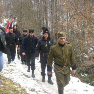 Σύγχρονοι τσέτνικ (chetnik) με στολές του Β' ΠΠ σε μυστικό αντάμωμα τσέτνικ.