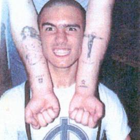 199x-xx-xx - Δύο γελοίοι ηλίθιοι νεοναζί δείχνουν τα τατουάζ τους - 26