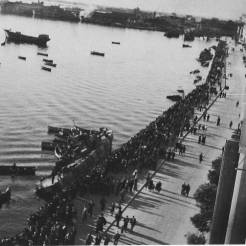 Θεσσαλονίκη, Λεωφόρος Νίκης, Λιμάνι, 30 Οκτωβρίου 1944: Οι Γερμανοί έχουν μόλις ανατινάξει ένα μικρό τορπιλοβόλο. Φωτογραφία Νο #43.