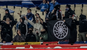 ΟΑΚΑ, 18/11/2018: Αγώνας Ελλάδα-Εσθονία: Ναζιστικοί χαιρετισμοί και ο 'Μαύρος Ηλιος' των SS στην εξέδρα (Η αυθεντική φωτογραφία σε πολύ μεγάλη ανάλυση)